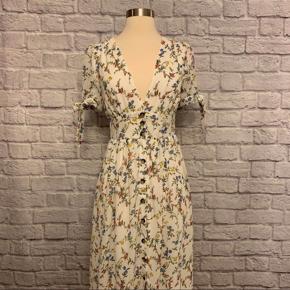 πHPπ Lost In Lunar Floral Button Front Dress - Picture 3 of 16